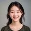 用户李女士的头像，一位25岁左右的年轻女性，表情愉快，背景明亮